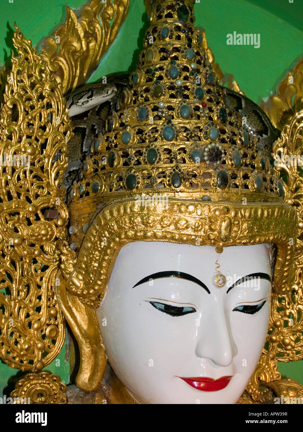 Buddha-Statue und Python im Tempel in Mandalay in Myanmar Stockfoto