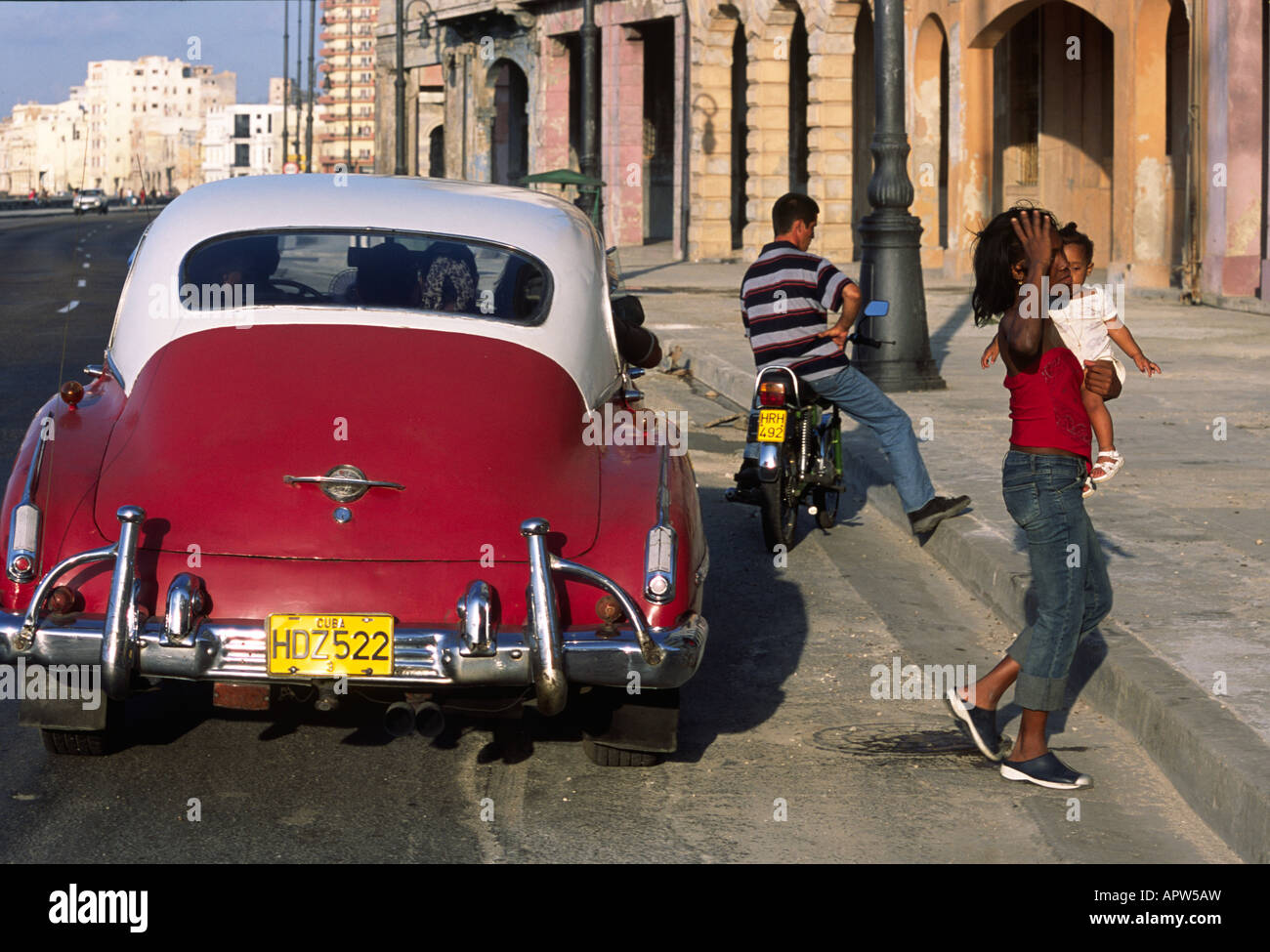 Kinder und Autos Kuba Stockfoto