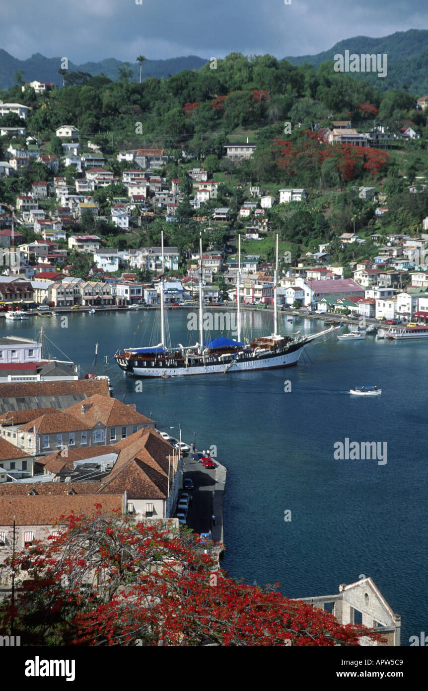 Grenada, Grenadinen, Westindien, Karibikinsel, Tropen, ehemalige britische Kolonie, St. George's, Carenage Harbour, Hafen, Blick auf Fort George, SV Fantome, Grenada Stockfoto