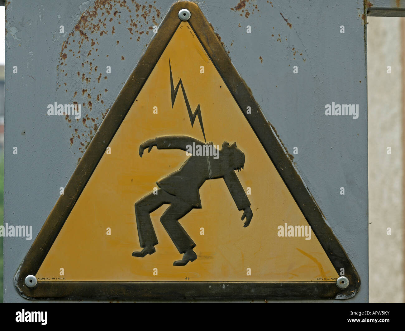 Warnung für hohes Gefahrenpotential für die Lebenszeichen mit Symbol Mann Beeing vom Blitz getroffen Stockfoto