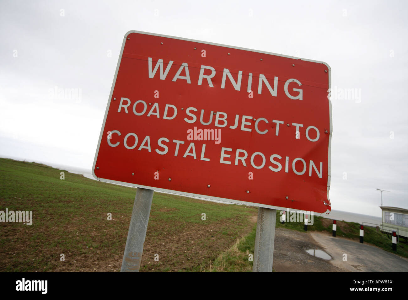 Schild Warnung vor Straße Zusammenbruch durch Küstenerosion auf Yorkshire Küste zwischen Hornsea und Bridlington Stockfoto