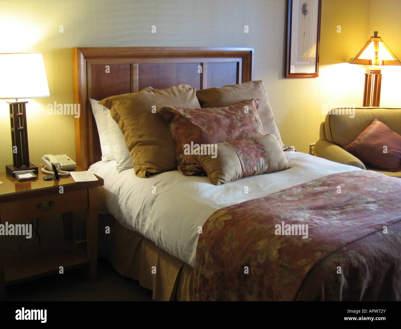 Luxus-Hotelzimmer in USA mit Queen-Size Bett und mehrere Kissen  Stockfotografie - Alamy