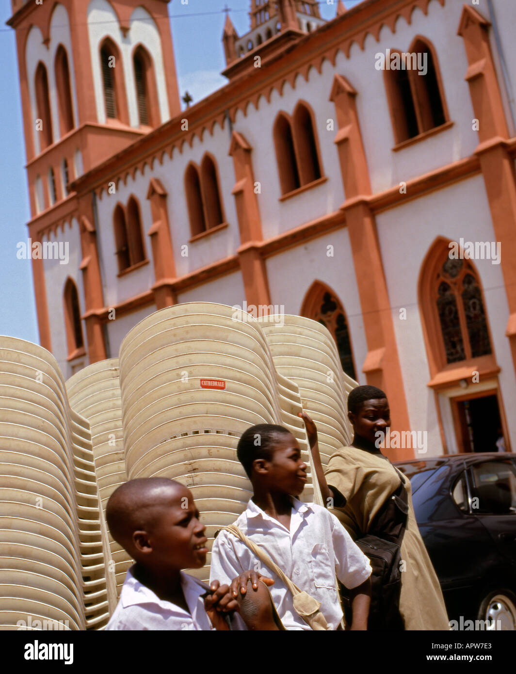 Schülerinnen und Schüler vor der Kathedrale in Lome Stockfoto