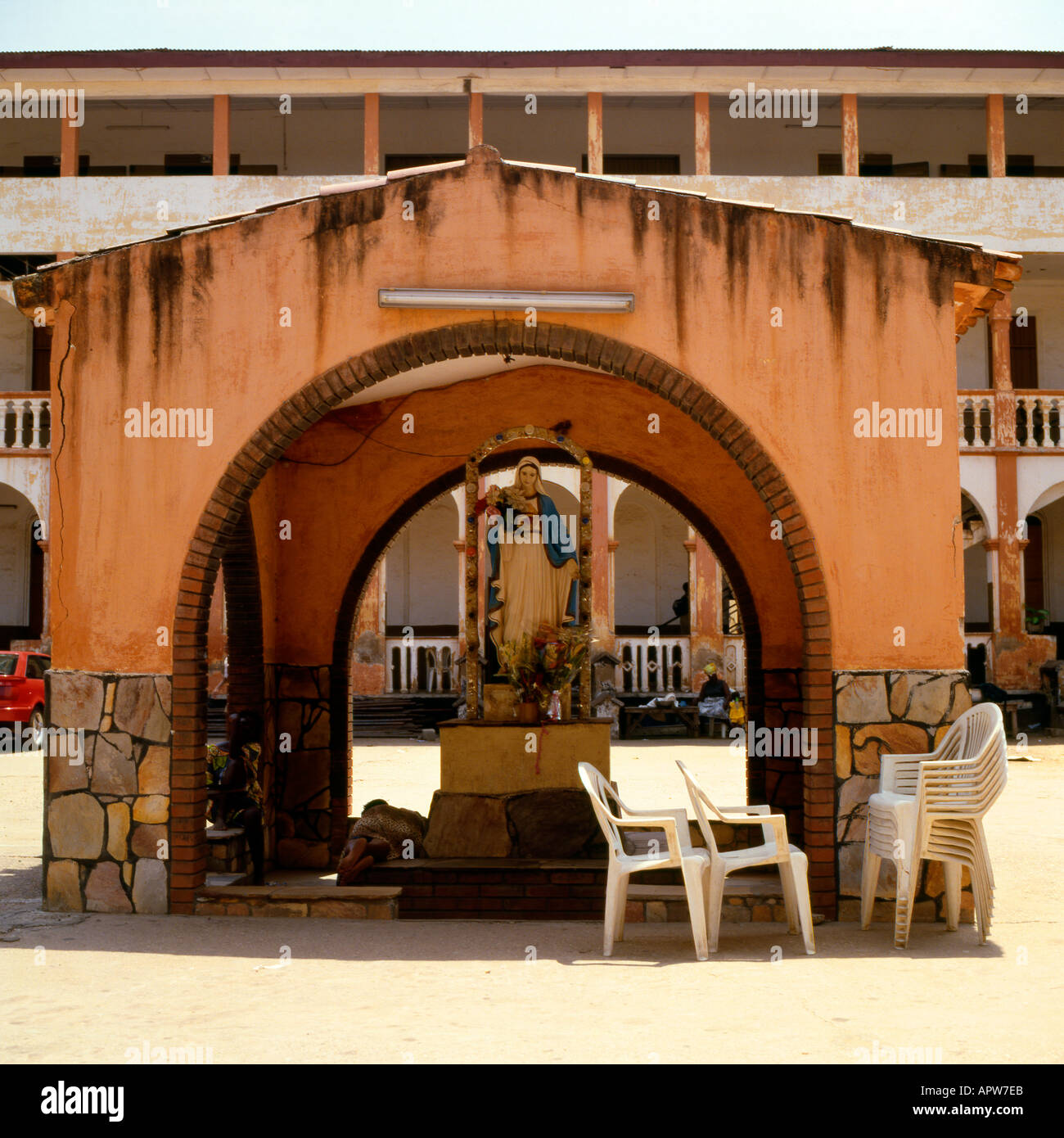 Ein Schrein vor der Kathedrale in Lome Stockfoto