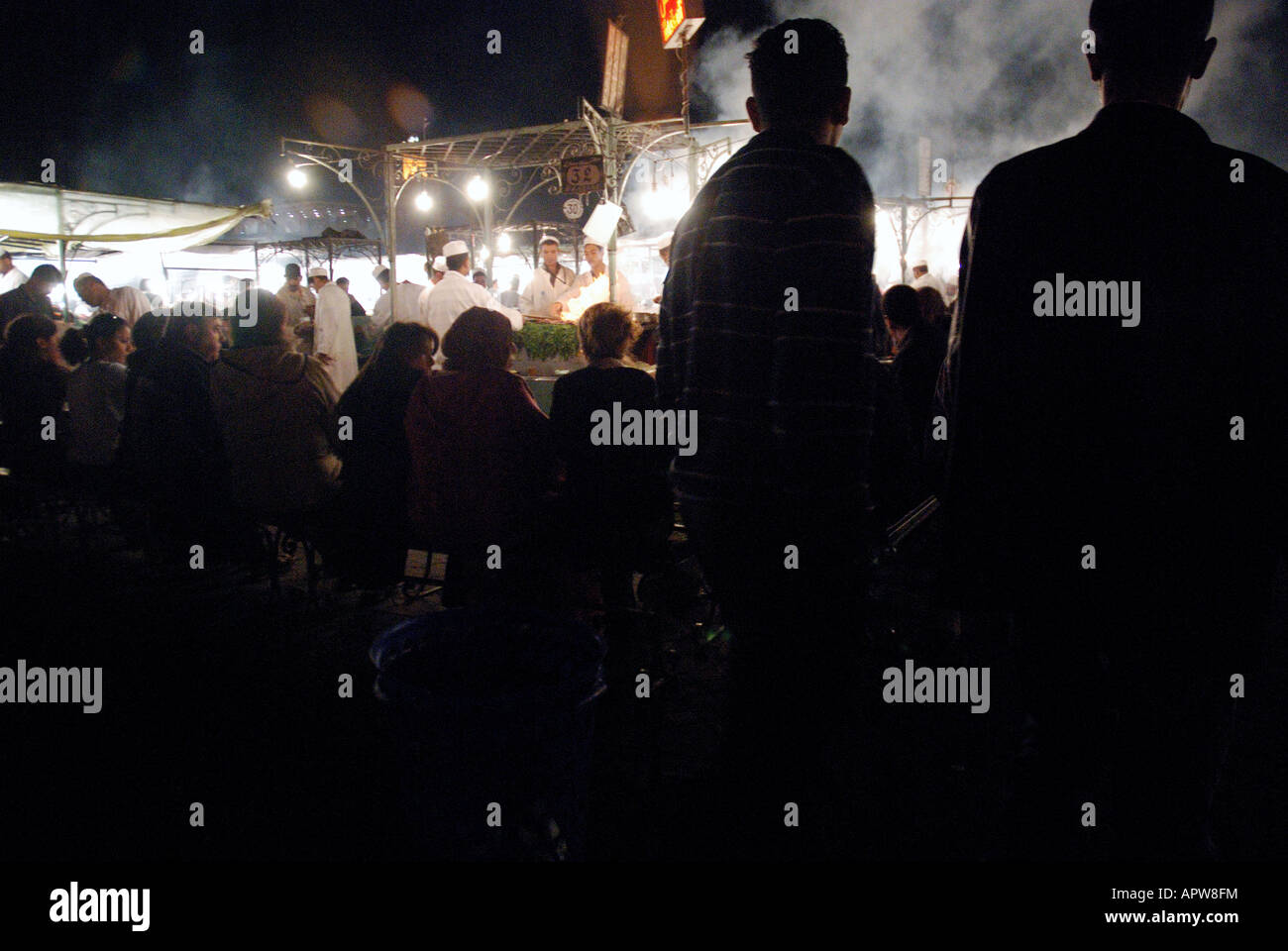 Marrakesch-Marrakesch-Stadt im südwestlichen Marokko die Djemaa el Fna entfernt und Lebensmittelmarkt in der Nacht Stockfoto