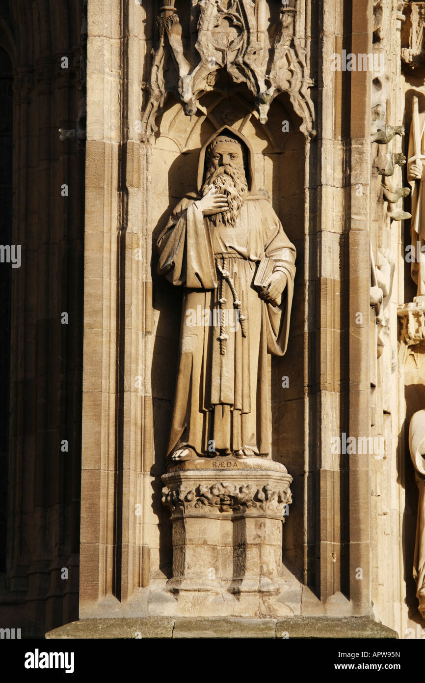 Statue von Baeda, The Venerable Bede auf Westwand des Beverley Minster Stockfoto