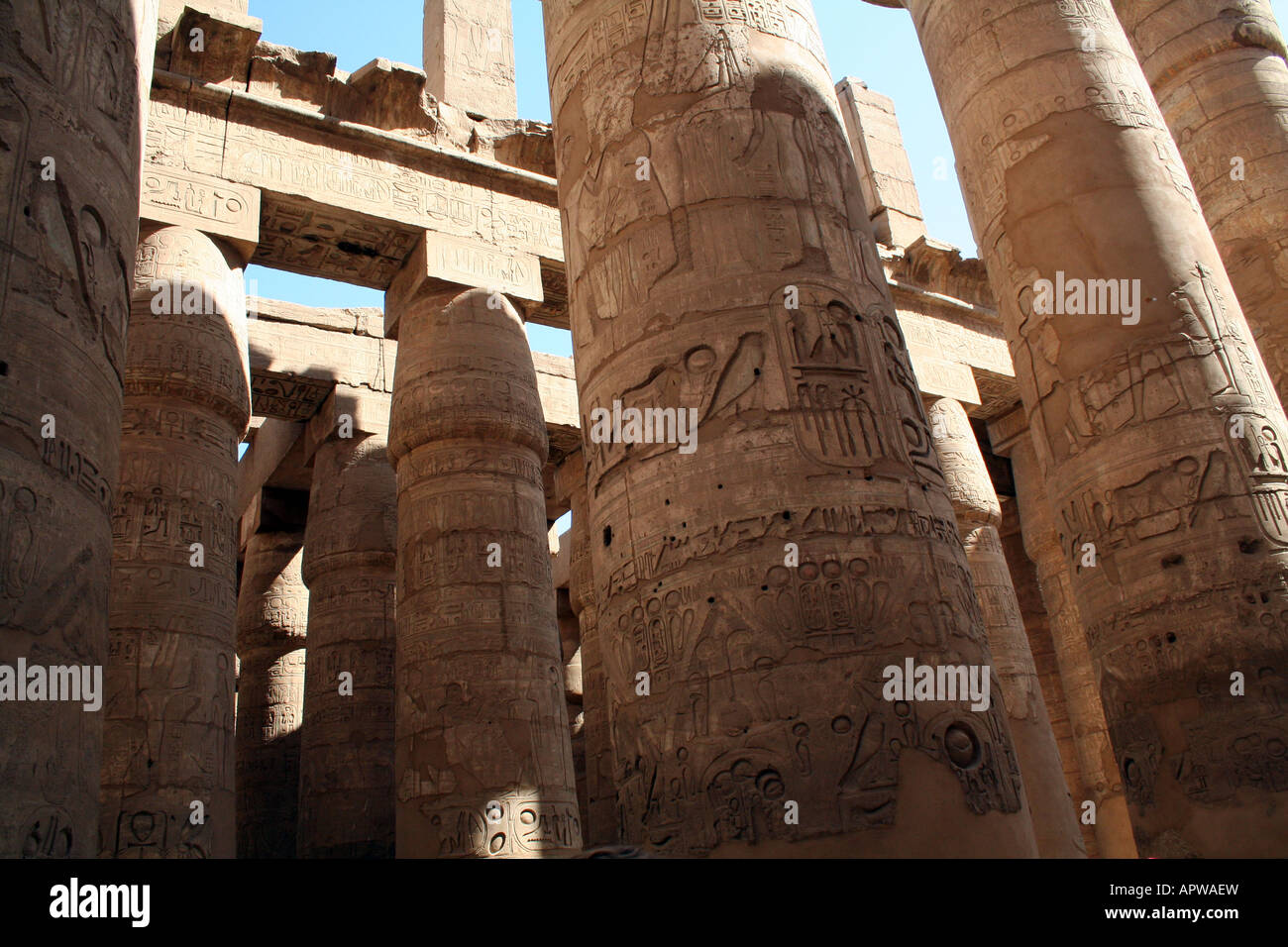 Karnak-Tempel - Säulen - Ancient Egyptian Monument [el-Karnak, in der Nähe von Luxor, Ägypten, arabische Staaten, Afrika].                       . Stockfoto