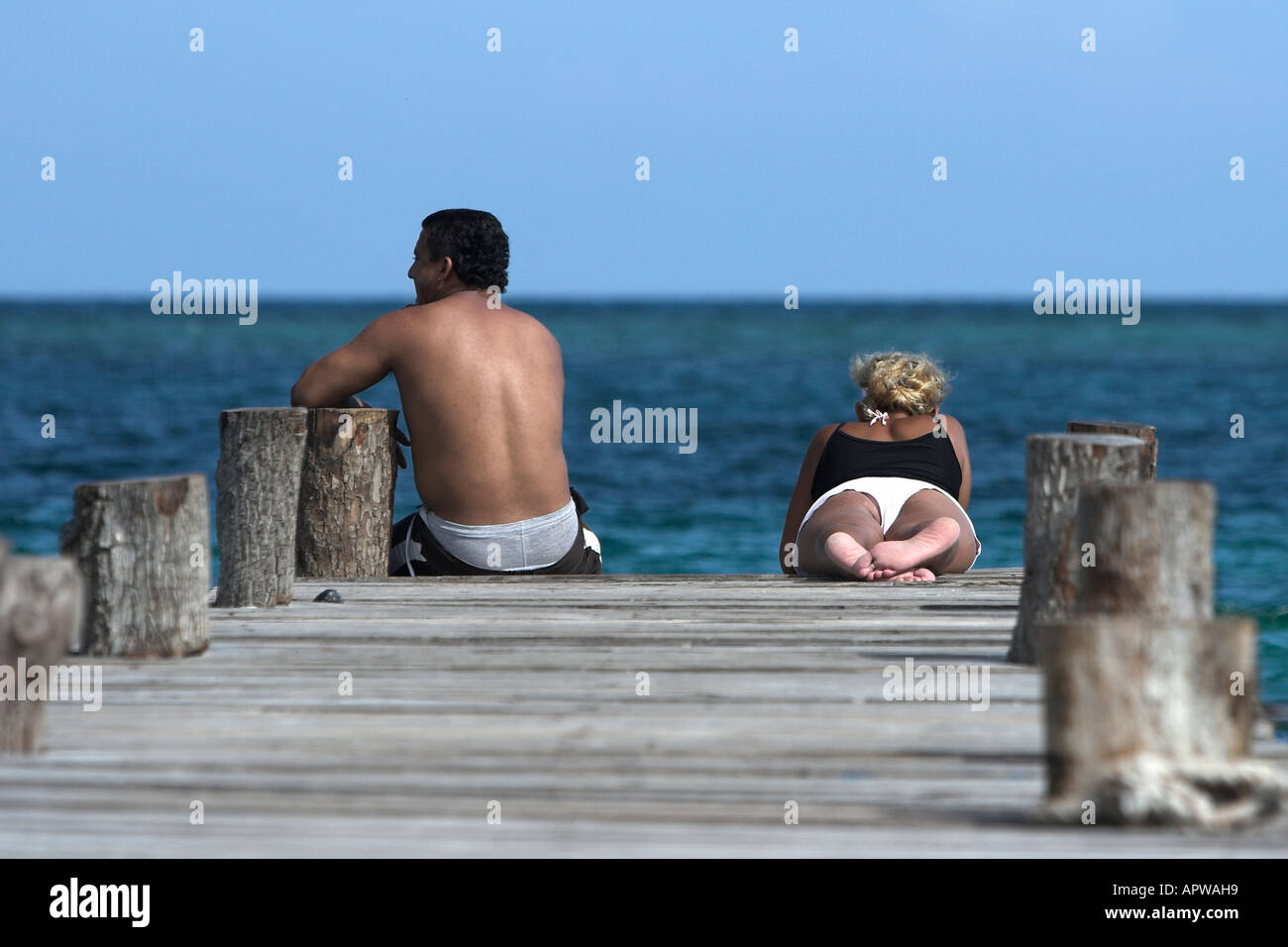 Männer und Frauen entspannen am Hafenkai Puerto Morelos in der Nähe von Cancun Mexiko Stockfoto