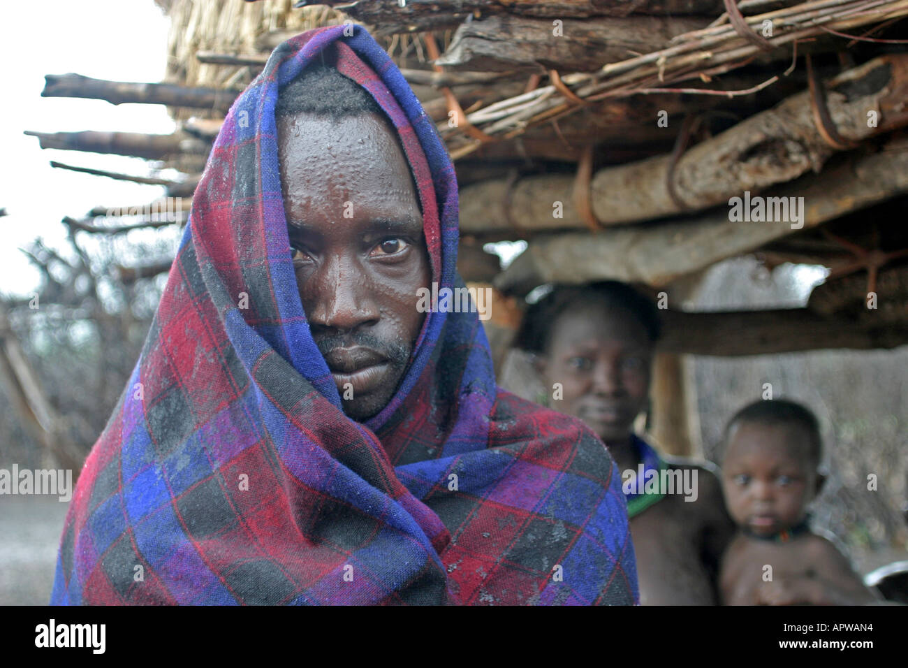 Toposa Mann mit Headress, bei Regen, Sudan Stockfoto