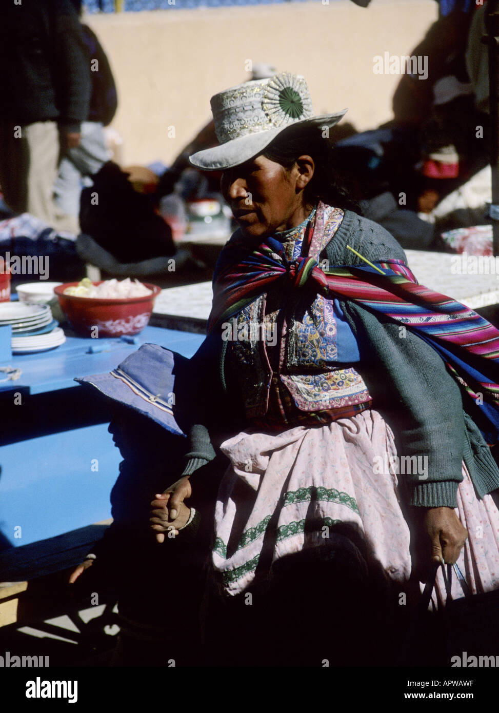 Frau in traditioneller Kleidung auf dem Markt von Chivay, Colca Canyon, Peru. Stockfoto