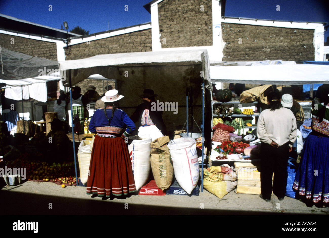 Markt von Chivay, Colca Canyon, Peru, wo die Frauen ihre traditionelle Kleidung tragen Stockfoto