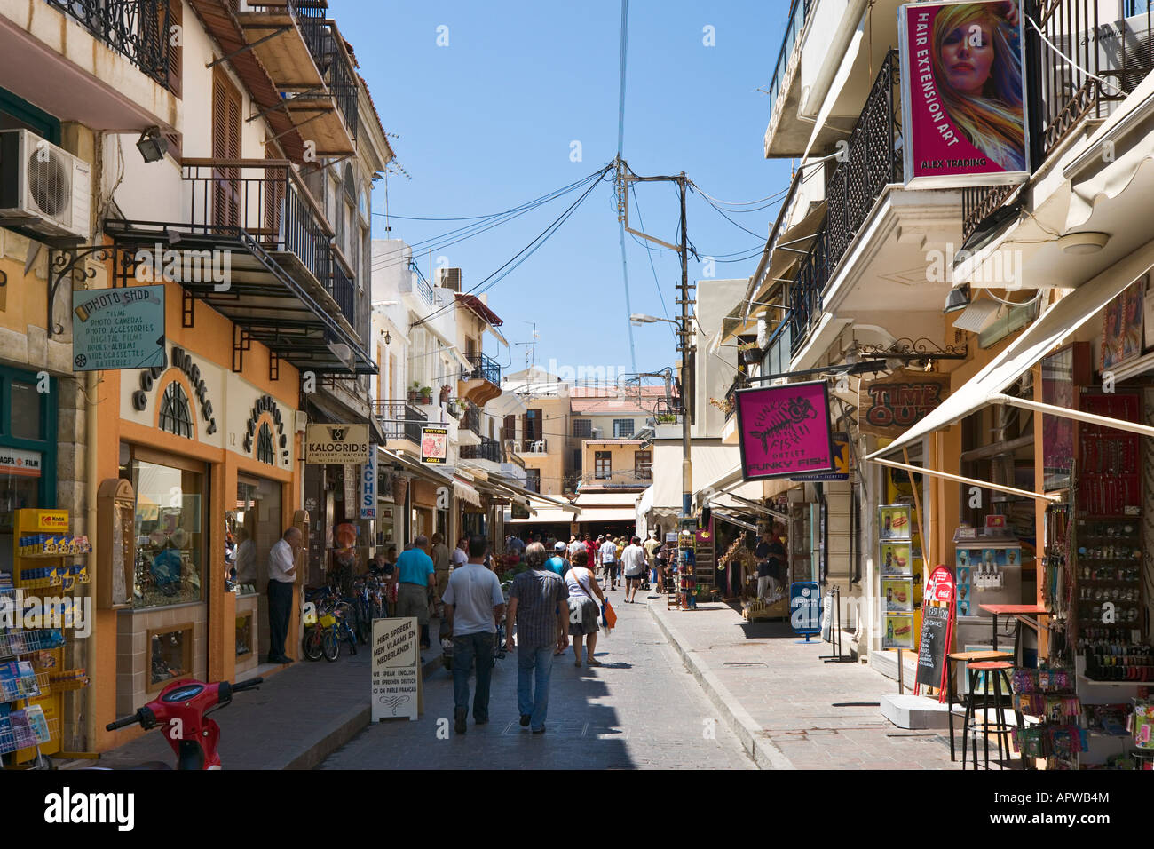 Geschäfte in der Altstadt, Rethymnon, Nordküste, Kreta, Griechenland Stockfoto