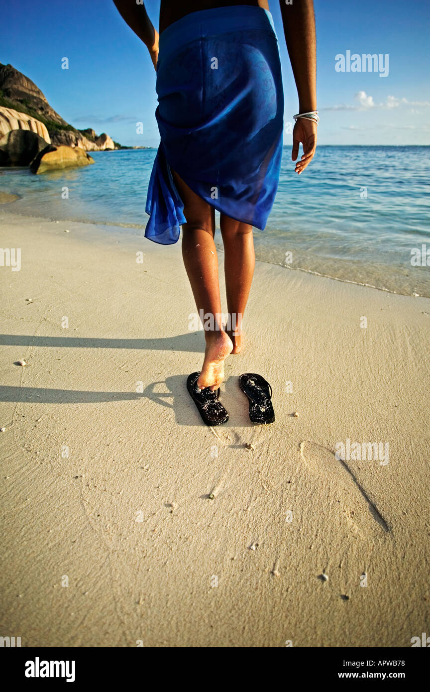Frau, Strand, Meer Schuhe und Fußabdrücke Modell veröffentlicht Anse Source d Argent Strand La Digue Island-Seychellen Stockfoto