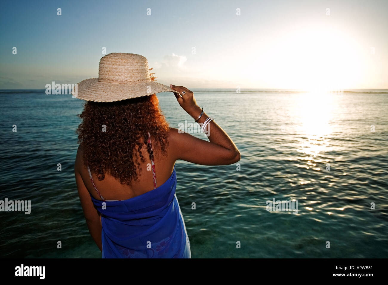 Frau, die bei Sonnenuntergang Modell freigegeben Anse Source d Argent Strand La Digue Island-Seychellen Stockfoto