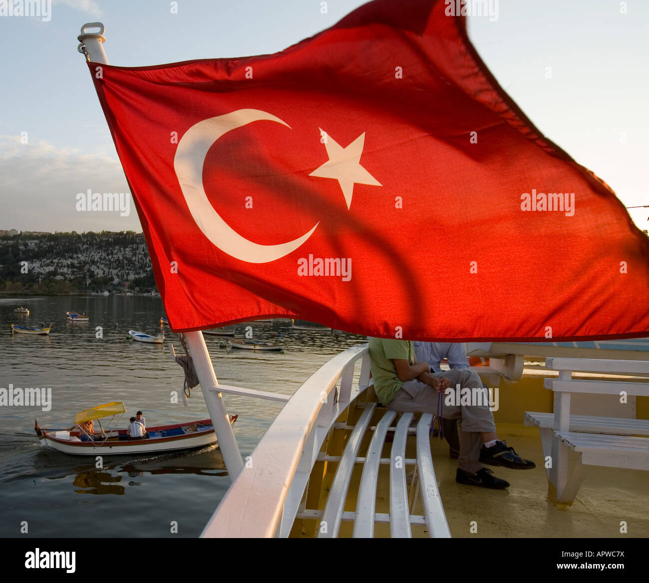 Türkische Flagge, Fluss und Sonnenuntergang Hintergrund Stockfoto