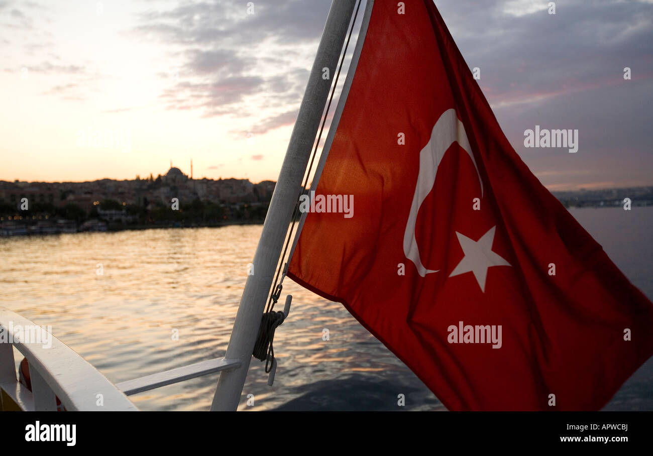 Türkische Flagge, Fluss und Sonnenuntergang Hintergrund Stockfoto