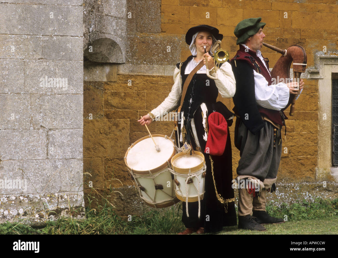 Musikern Hautbois elisabethanischen re Erlass aus dem 16. Jahrhundert englische Geschichte Musik Instrumente musikalische Spieler Trommeln Dudelsack Stockfoto