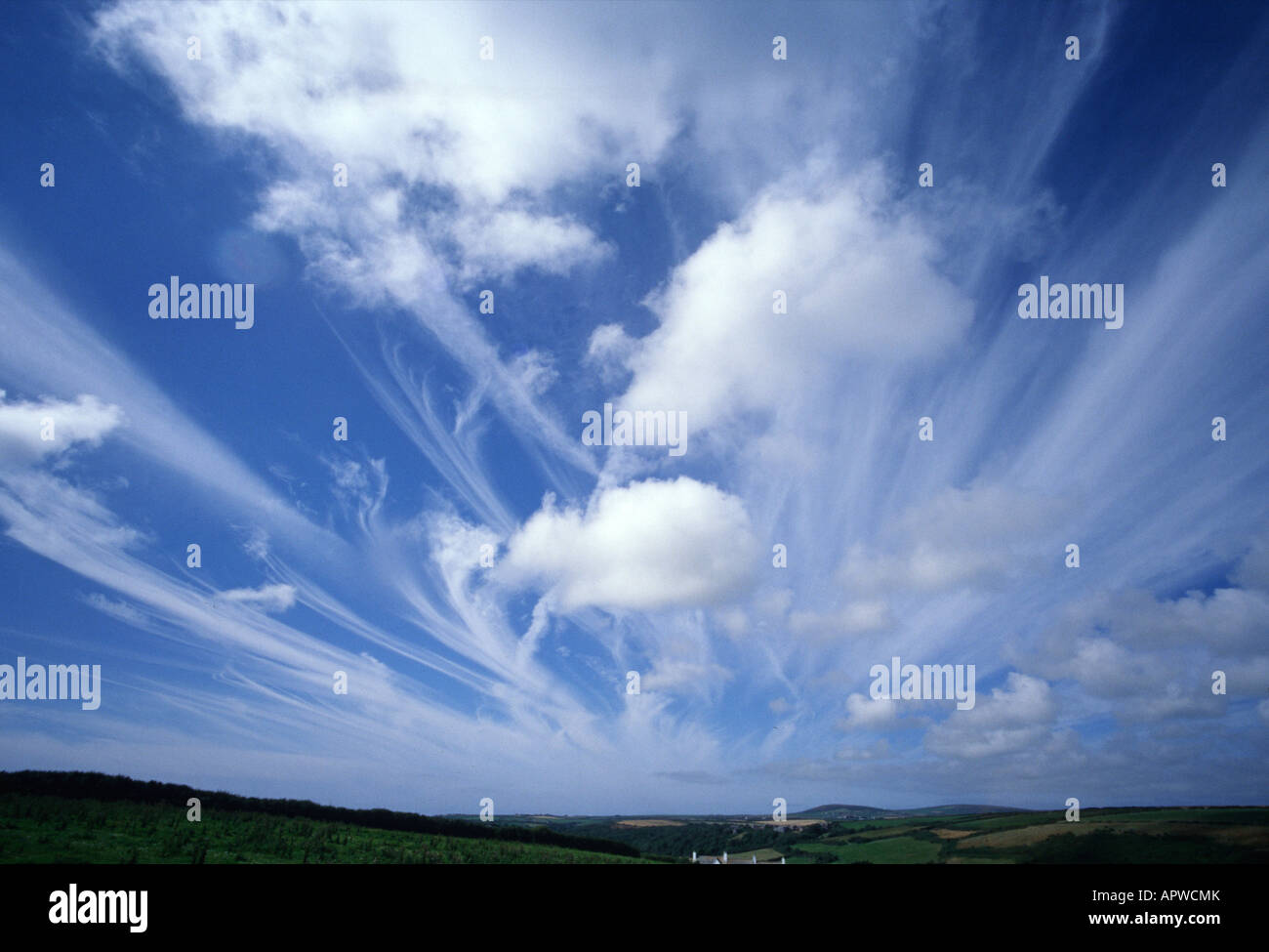 Skyscape, blauer Himmel, swirly Wolken Stockfoto