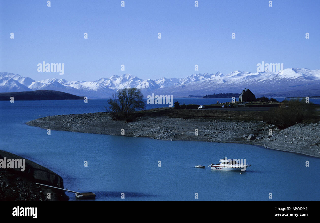 Kirche des guten Hirten und einem festgemachten Boot am Lake Tekapo, Neuseeland. Stockfoto