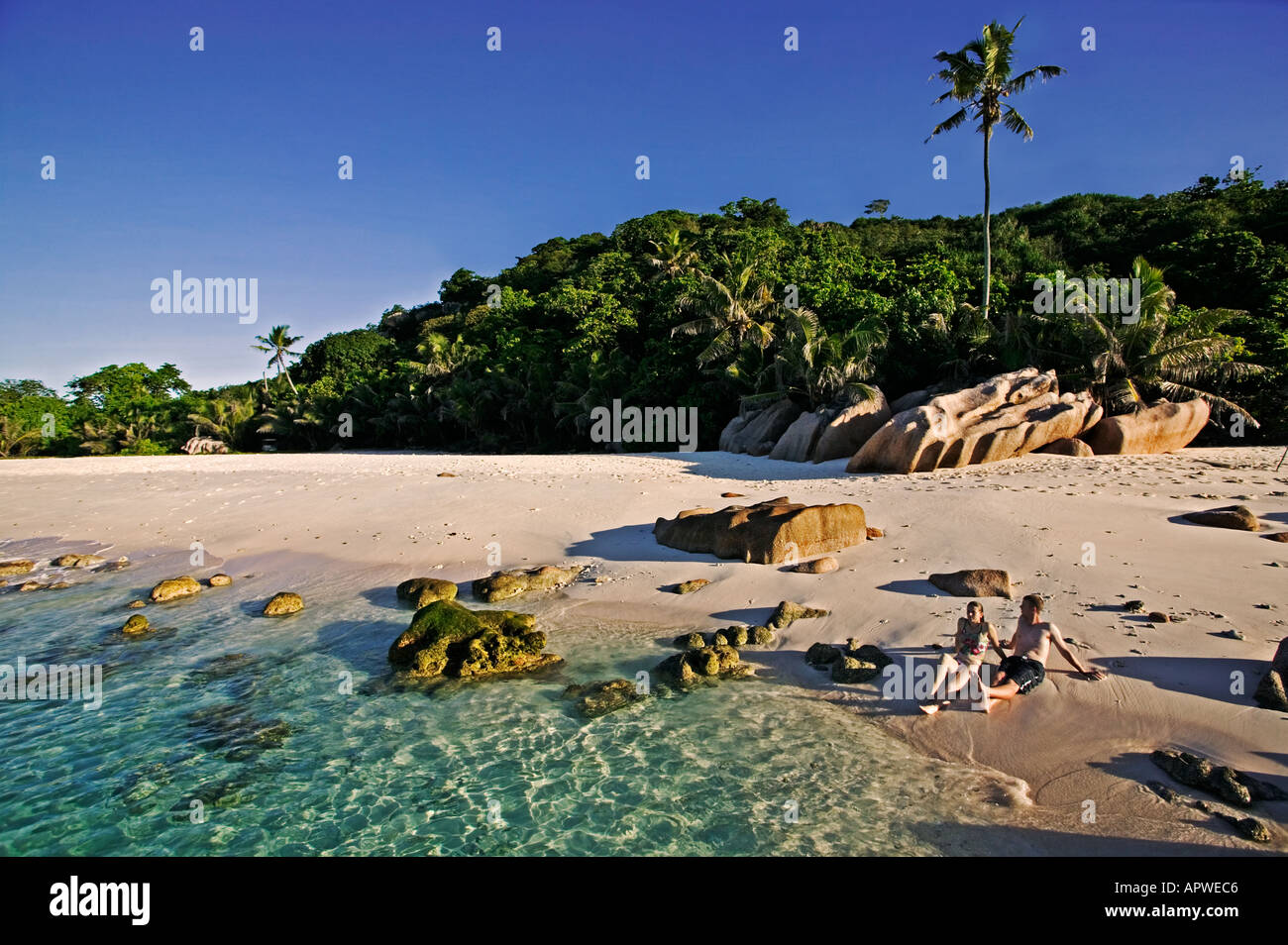 Paar am Strand Modell entspannen veröffentlicht Seychellen Cousine Island Stockfoto