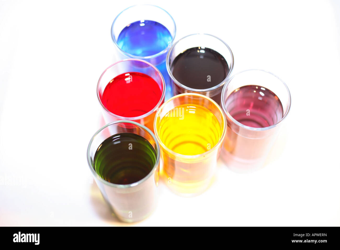 Multi gefärbtes Wasser in den Gläsern Stockfoto