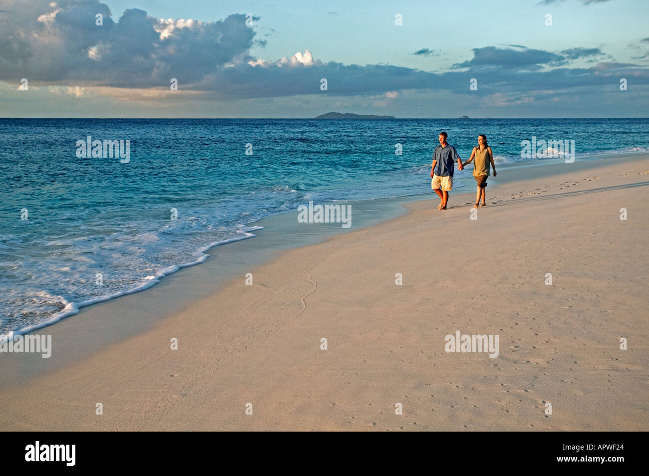 Paare, die am Strand Modell freigegeben Seychellen Cousine Island Stockfoto