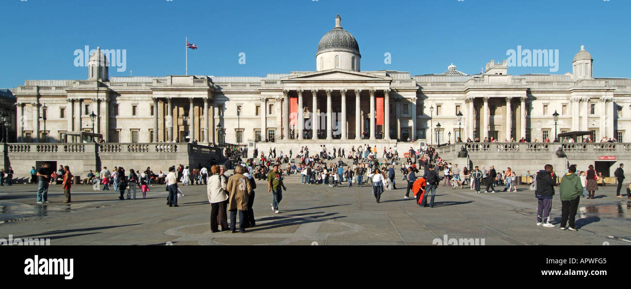 London Touristen in Trafalgar Square und Panoramablick der National Portrait Gallery Fassade England Großbritannien Stockfoto