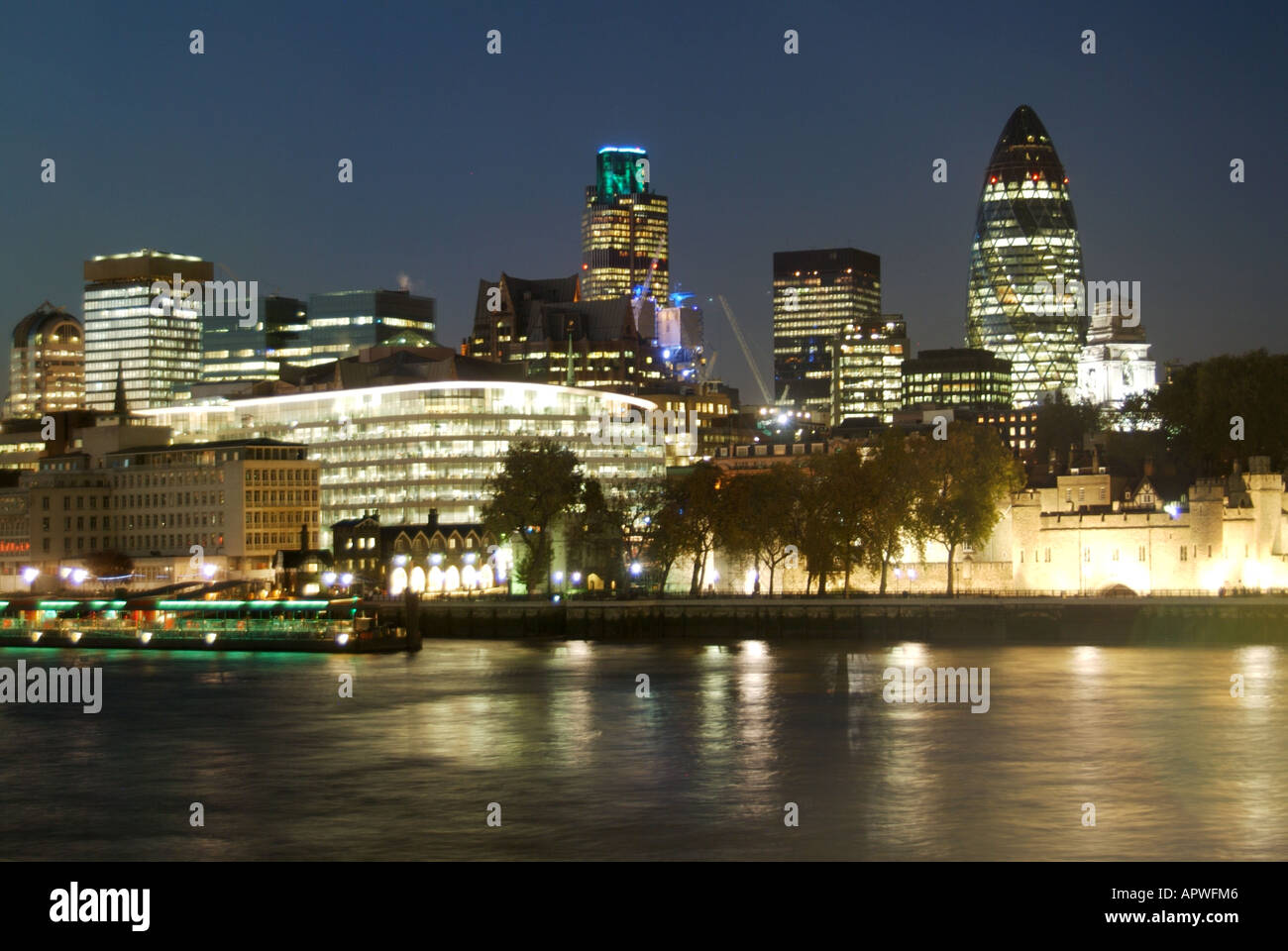 Themse bei Einbruch der Dunkelheit mit Flutlicht auf den Tower Of London  Büroleuchten auf die Skyline der Stadt darüber hinaus Stockfotografie -  Alamy