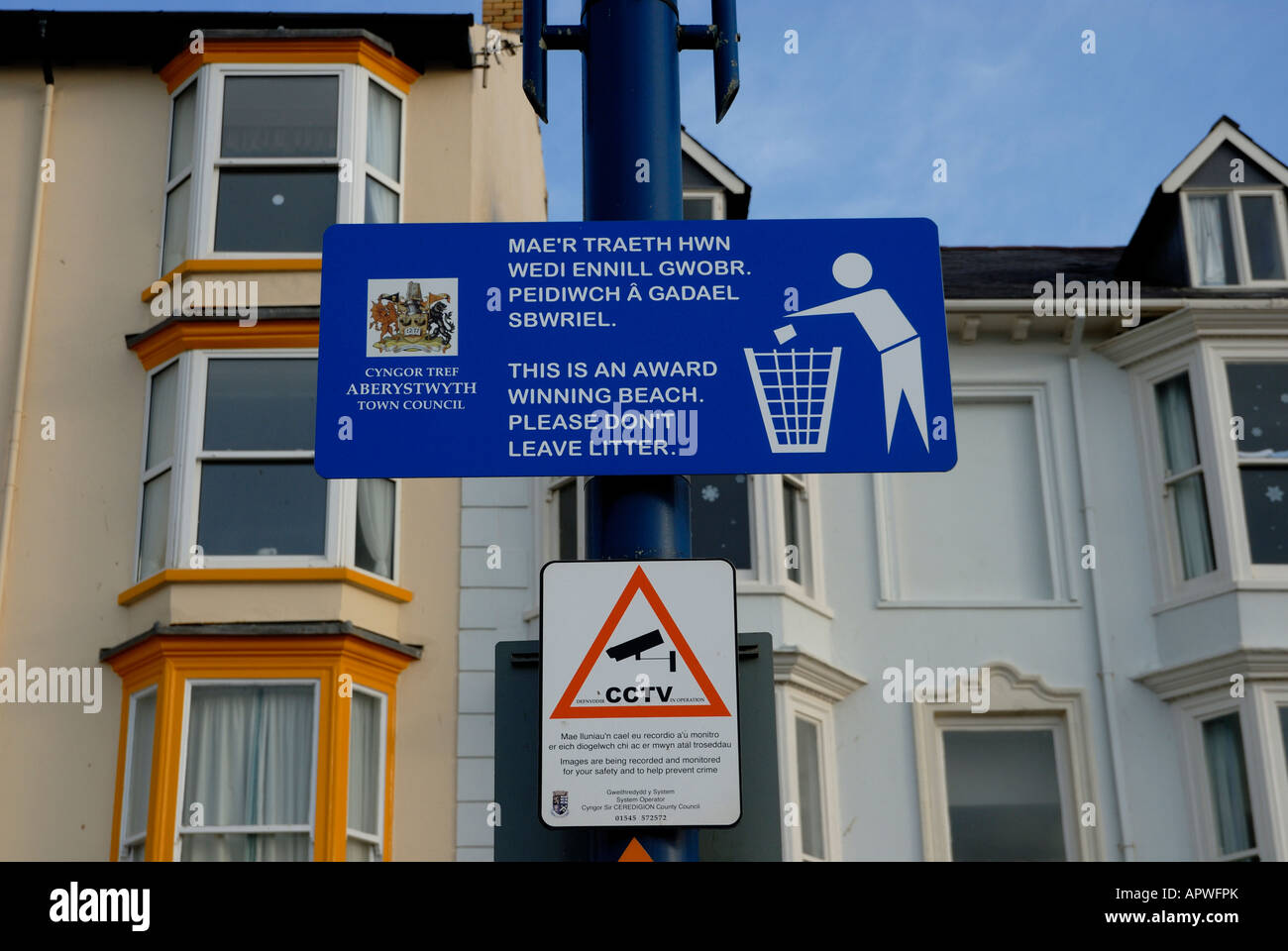 Melden Sie Menschen ermutigende, nicht zu eine preisgekrönten Strand von Aberystwyth, Wales Wurf Stockfoto