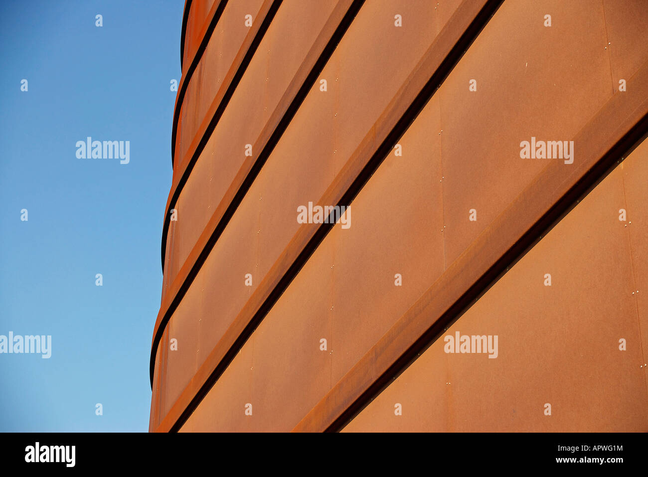 Linien eines Gebäudes von rostigen Eisen in einem klaren und sonnigen Tag Stockfoto
