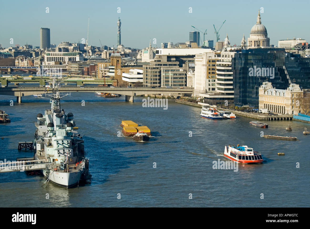 London halb Luftbild River Thames HMS Belfast Kreuzer schwimmenden Museum vor Anker im Pool der Stadt & West End von London Skyline über Stockfoto