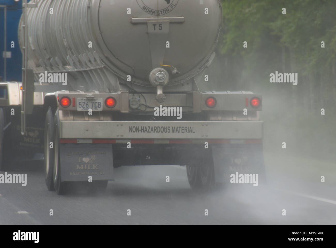 Schlechtem Wetter Regen und Gischt auf Autobahn gefährliche Fahrbedingungen Stockfoto