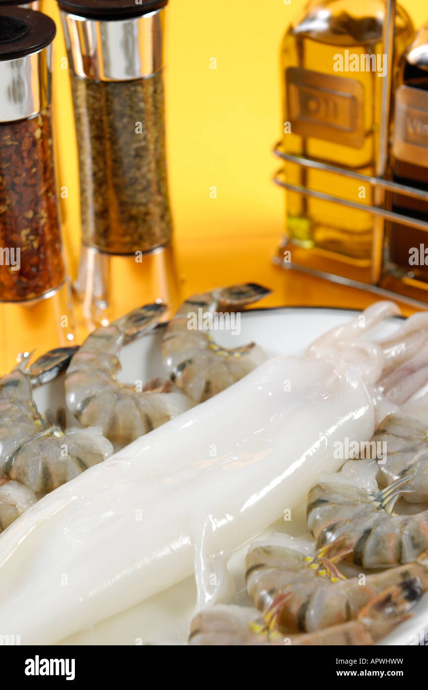 Ungekocht Tintenfisch und Garnelen auf einer Platte-Nahaufnahme Stockfoto