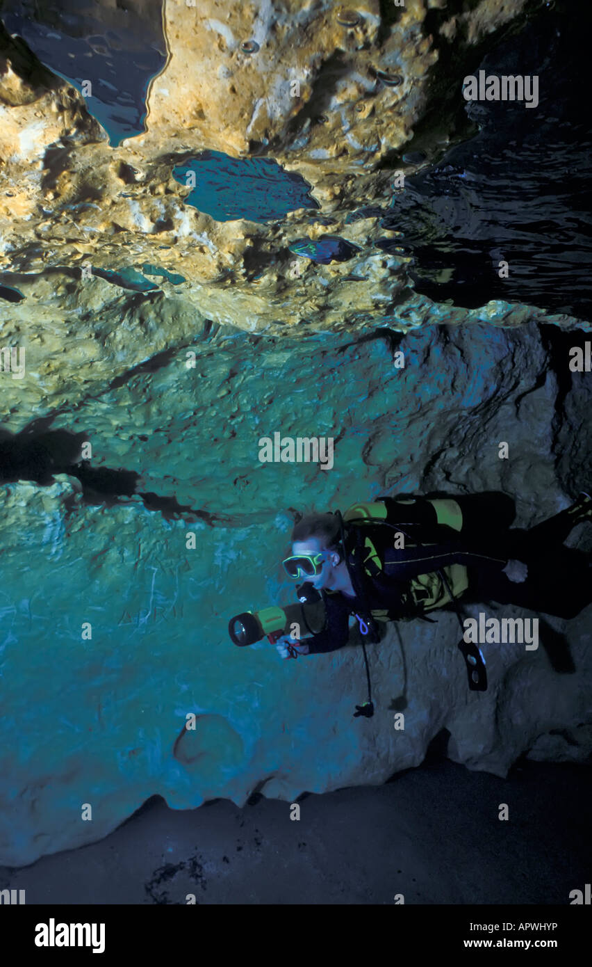 Morrison Federn Walton County in Florida Süßwasser Frühling Höhle Tauchen sport Tauchen FL, fla, Taucher am Höhleneingang Stockfoto