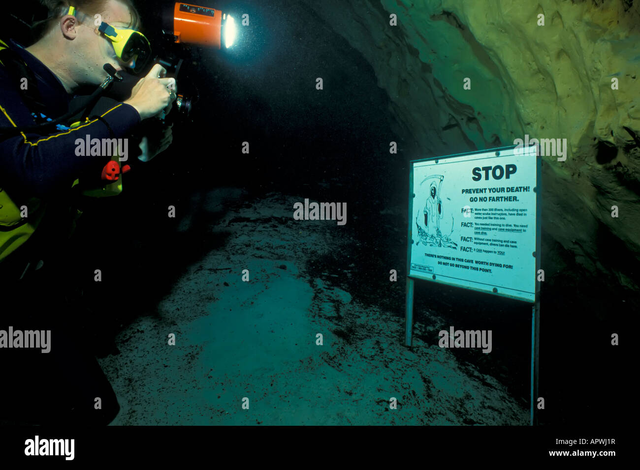 Unterwasser Höhle Tauchen Achtung-Zeichen 'Stop'-Gefahr Stockfoto