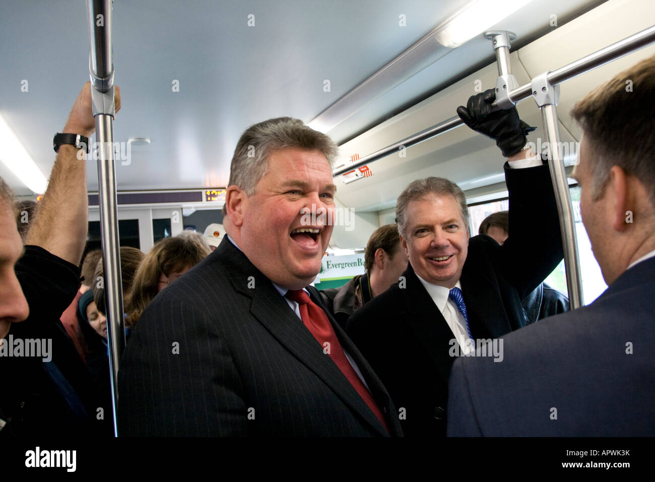 Bürgermeister Greg Nickels, Seattle städtischen Beamten und Vertretern der Gemeinde starten die Straßenbahn. Stockfoto