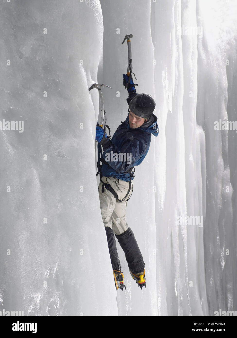 Mann-Eisklettern Stockfoto