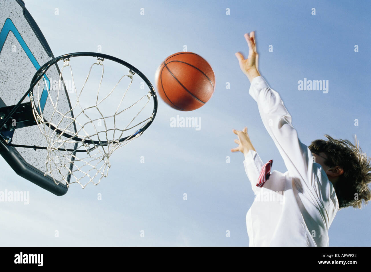 Jungen Basketball spielen Stockfoto