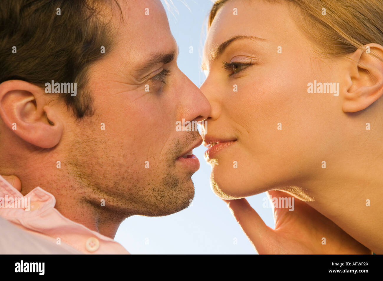 Nahaufnahme des jungen Paares küssen Stockfoto