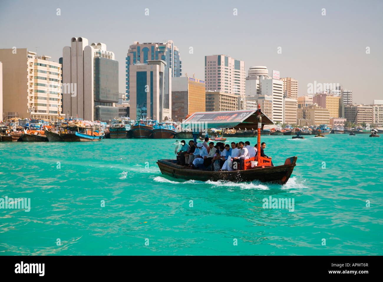 Ein Blick auf ein Abra Wassertaxi über den Dubai Creek, Vereinigte Arabische Emirate Stockfoto