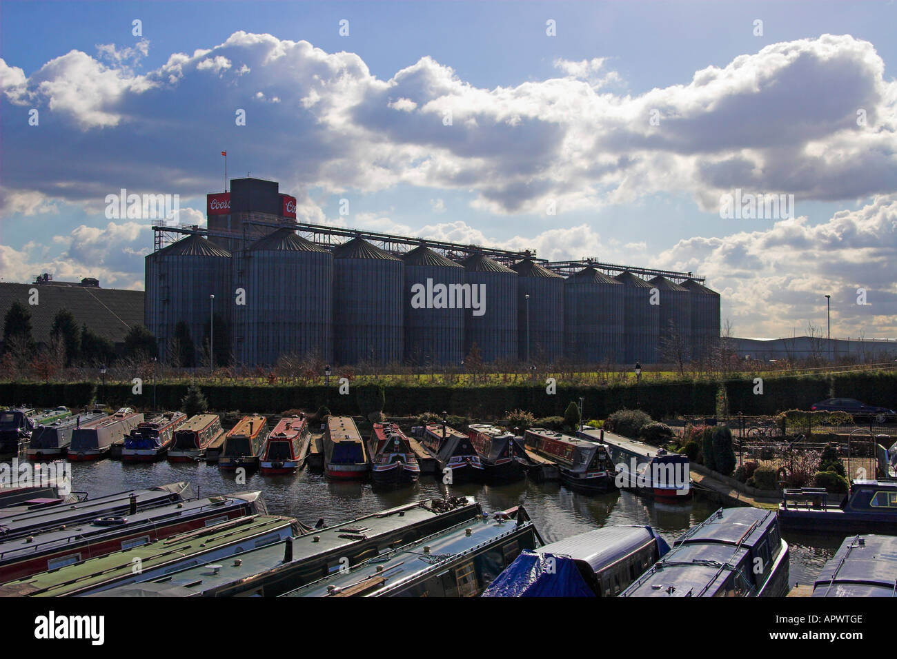 Shobnall Wharf an der Trent und Mersey Kanal und die Coors Brewery, Burton-Upon-Trent, Staffordshire, England Stockfoto
