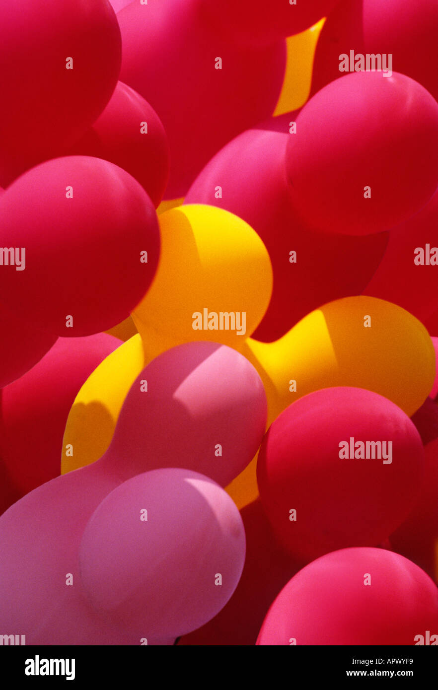 Rote und gelbe Luftballons auf Kinder-party Stockfoto