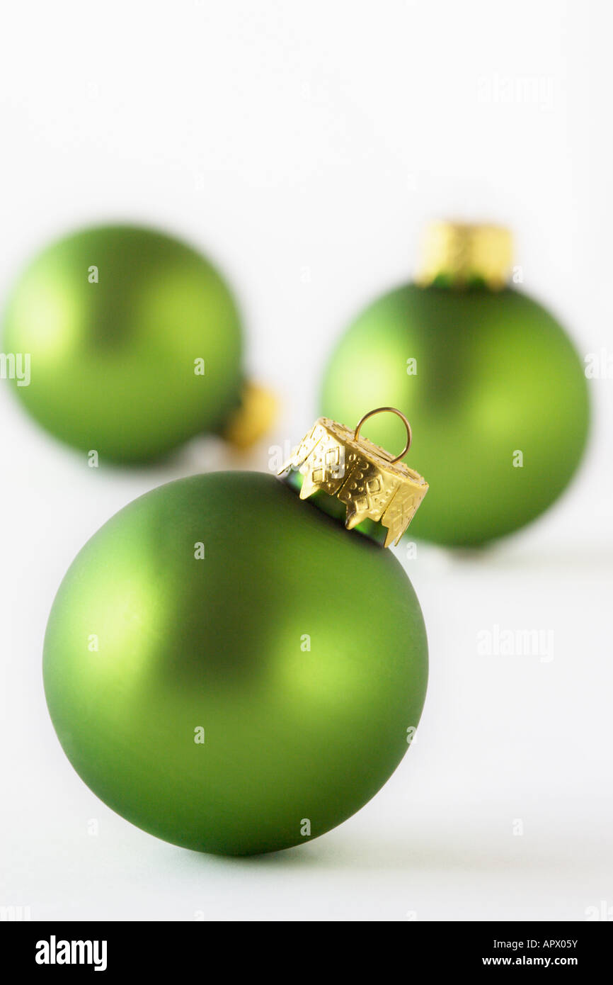 Drei grüne Christbaumkugeln Nahaufnahme Stockfoto