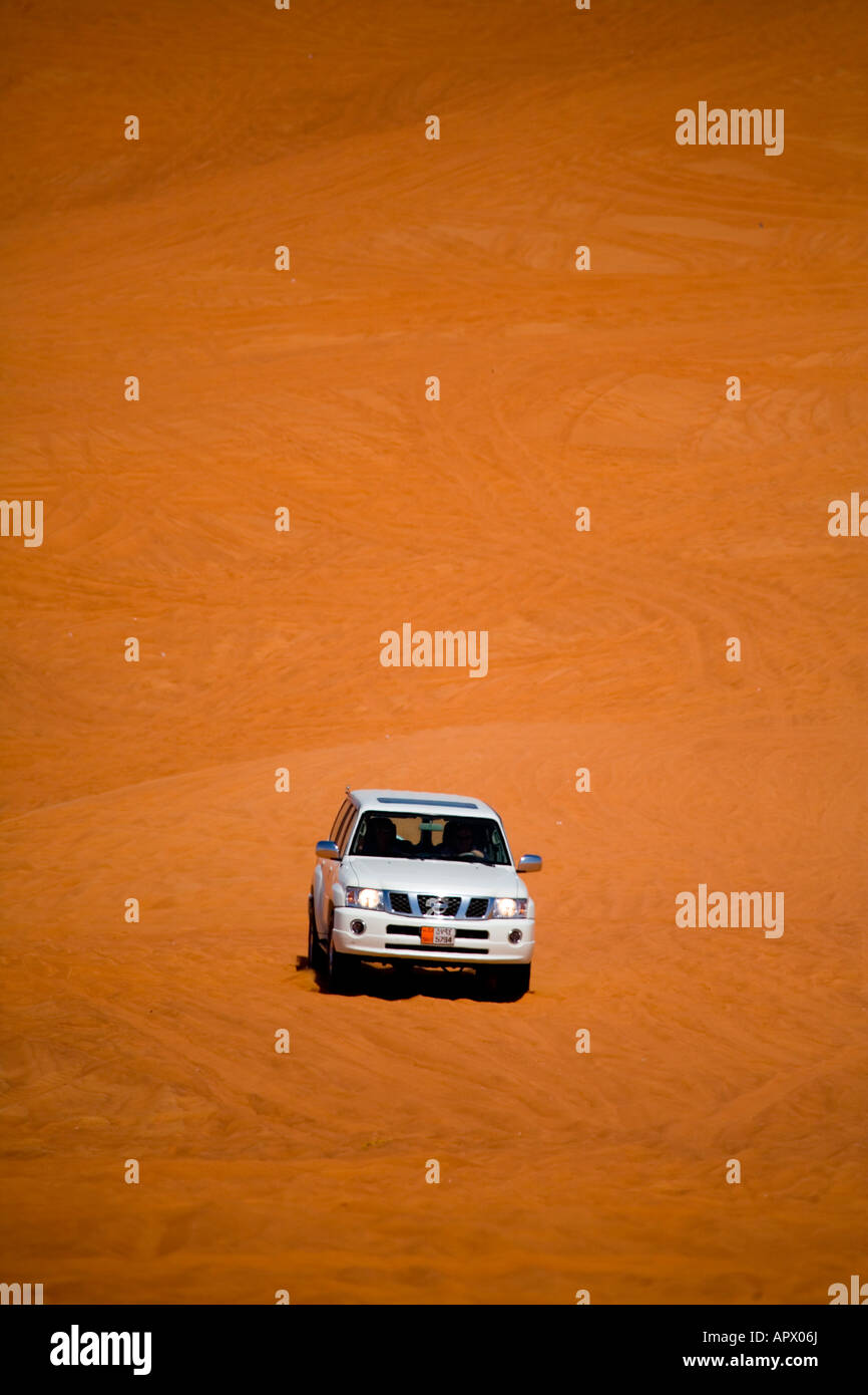 Dune Bashing in der Wüste am Big Red östlich von Dubai, Vereinigte Arabische Emirate Stockfoto