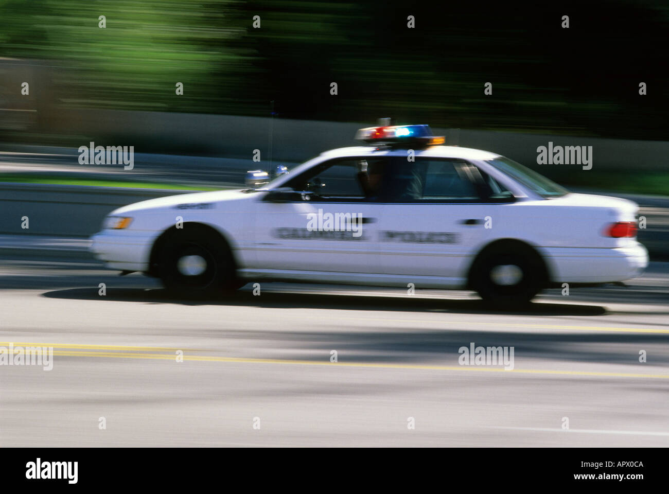 Eine Beschleunigung Polizeiauto in Bewegung Stockfoto