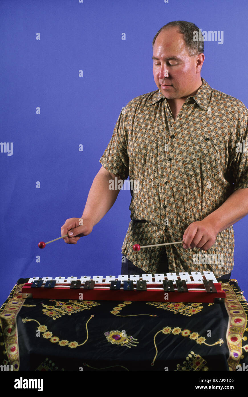 Ein Mann spielt ein glockenspiel Stockfoto