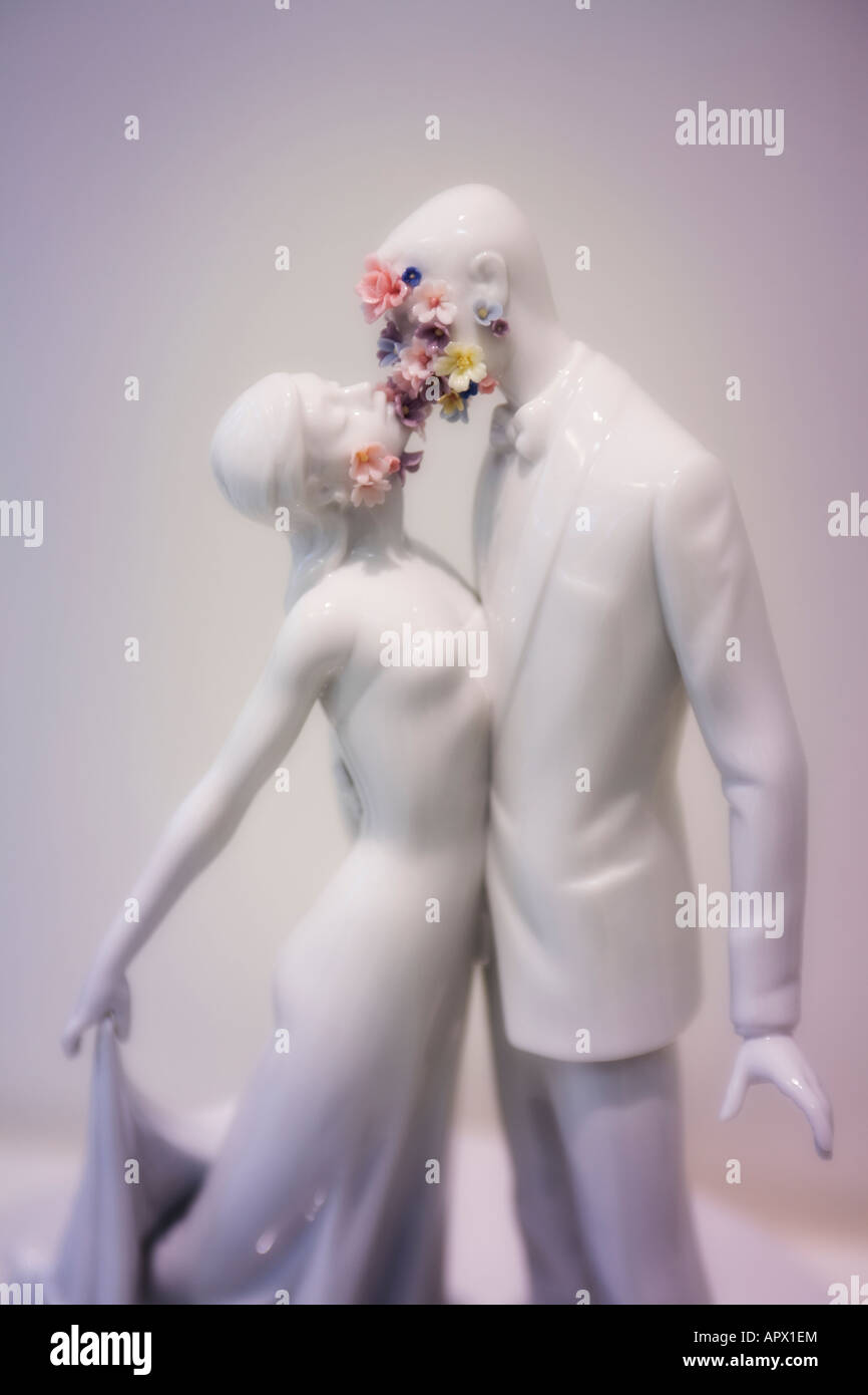 Porzellan-paar in Liebe geküsst von Blumen Stockfoto