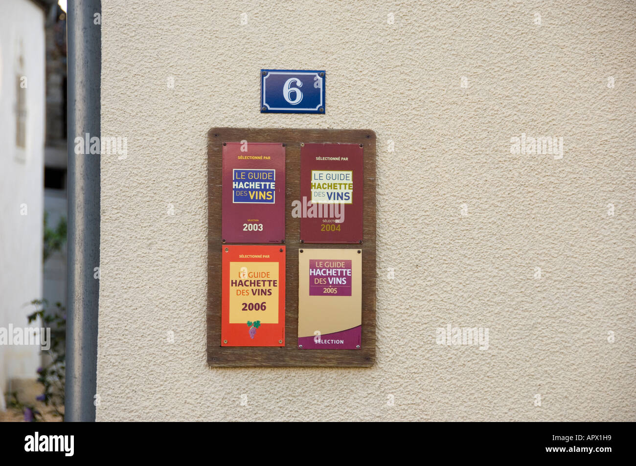 Wand-Board in Pommard mit Hachette Weinführer Empfehlung, Burgund, Frankreich Stockfoto