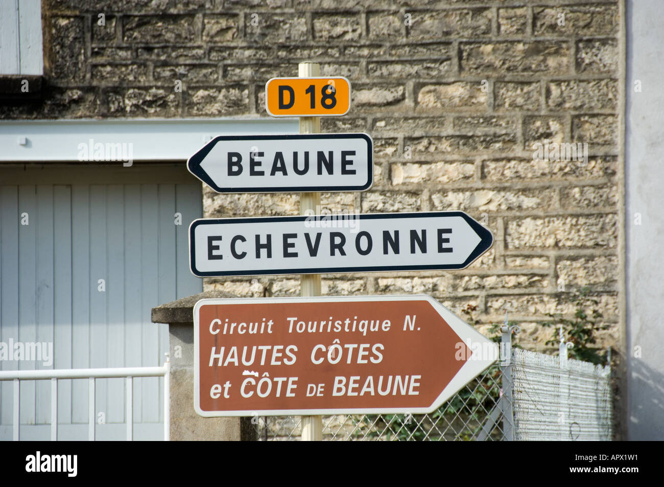 Route-Schild an der D18 in Pernand Vergelesses, Burgund, Frankreich Stockfoto