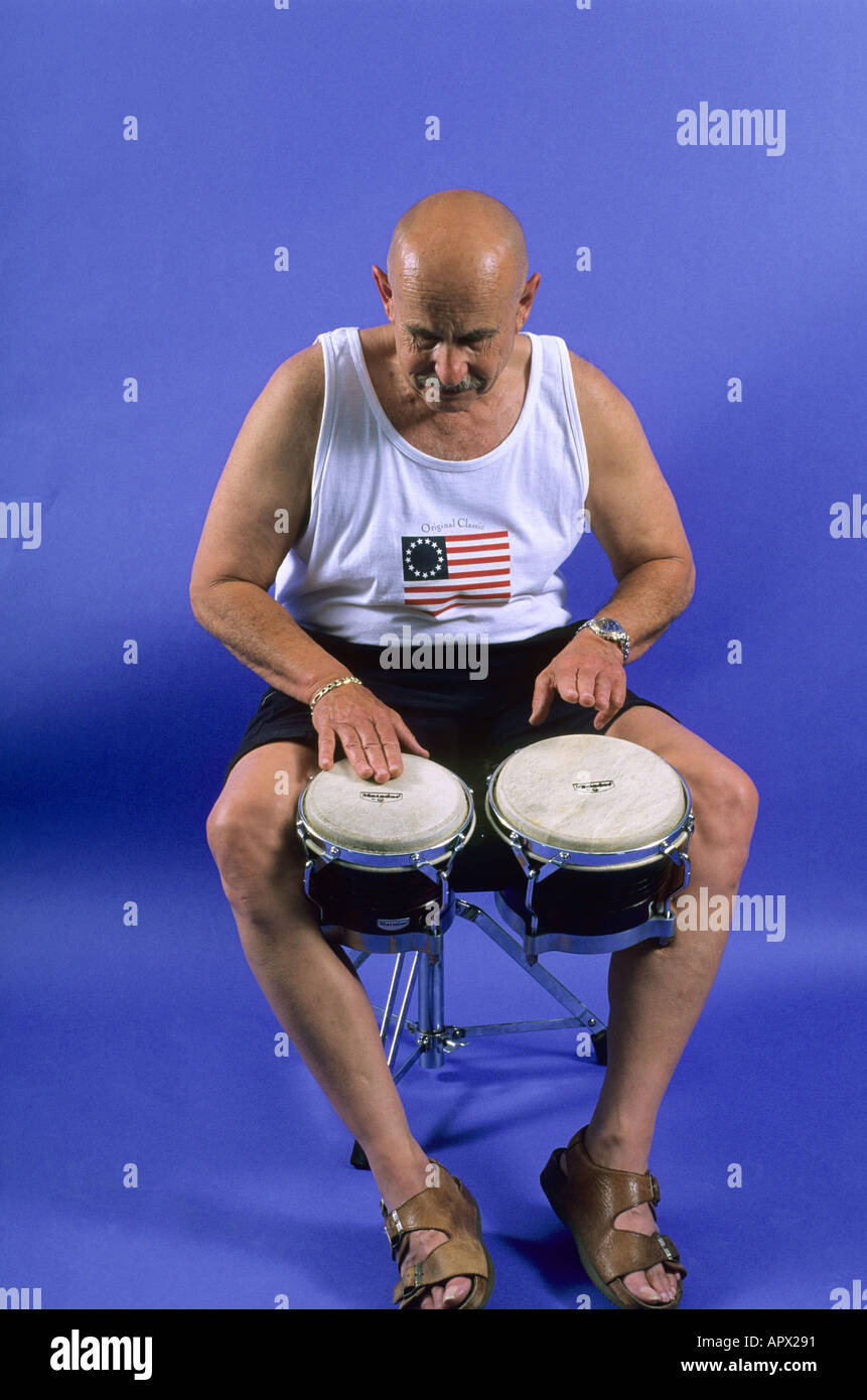 Ein Mann spielt Bongo-Trommeln Stockfoto